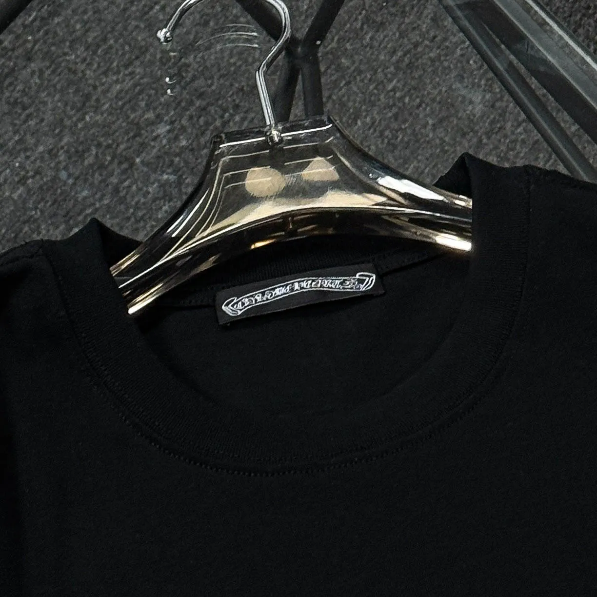 P170 Chrome Hearts Chrome Hearts 25 high version. The fabric is made of 300 grams of high-density pure cotton. It does not deform or shrink. It has three labels. It is the same style for men and women. Technology: suede foam printing. Color: white, black. SIZE: S-XL.